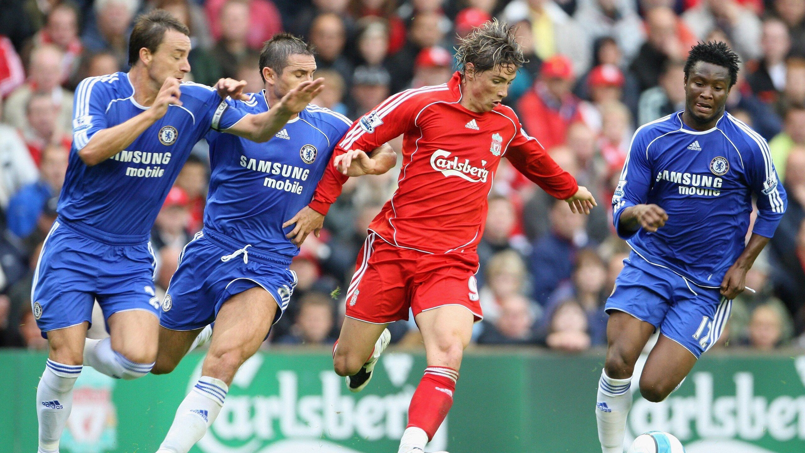 球员在中超赛场上展现出出色的团队配合意识,中超球员入场