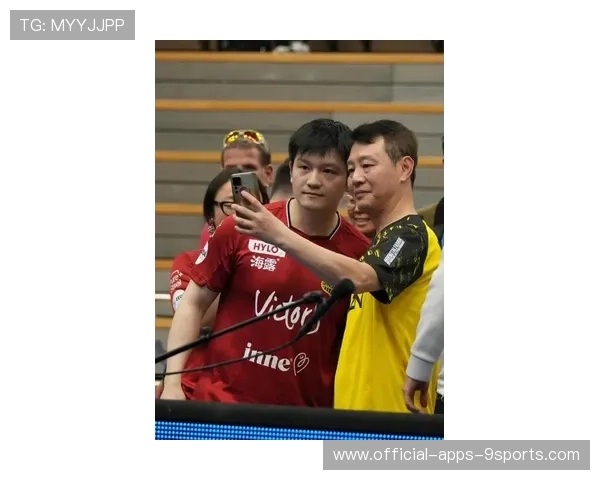 樊振东3-0胜出,赛场外与多特蒙德教练友好互动,樊振东现场教练 樊振东3-0胜出,赛场外与多特蒙德教练友好互动,樊振东现场教练