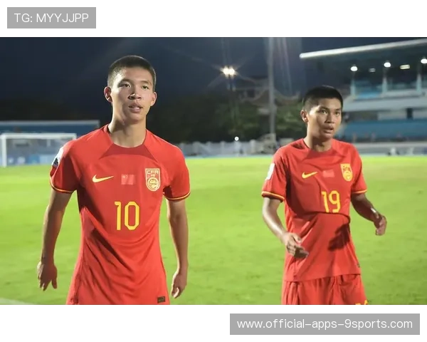 王钰栋代表国青队出战，连过两人后抽射破门