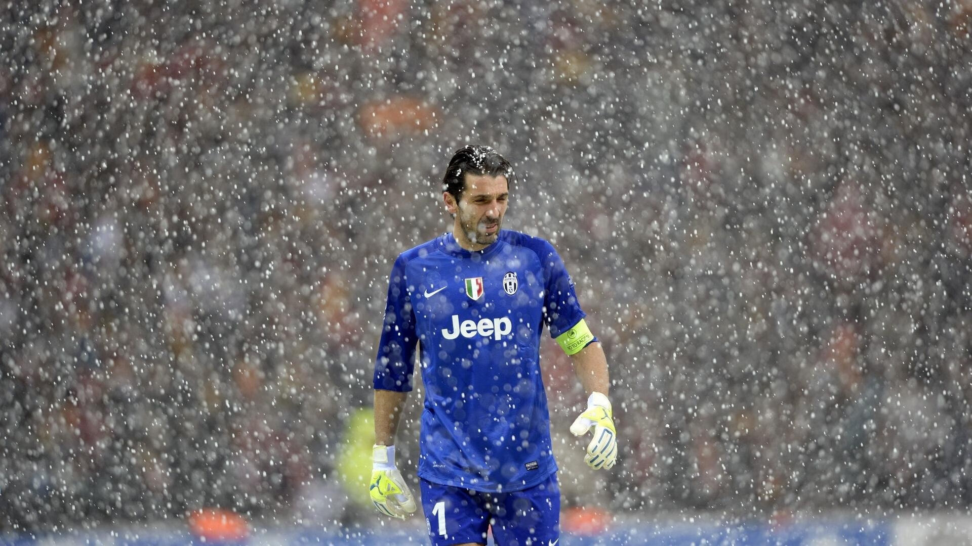 九游游戏-球队在赛季中段加强体能训练避免伤病，提高球队