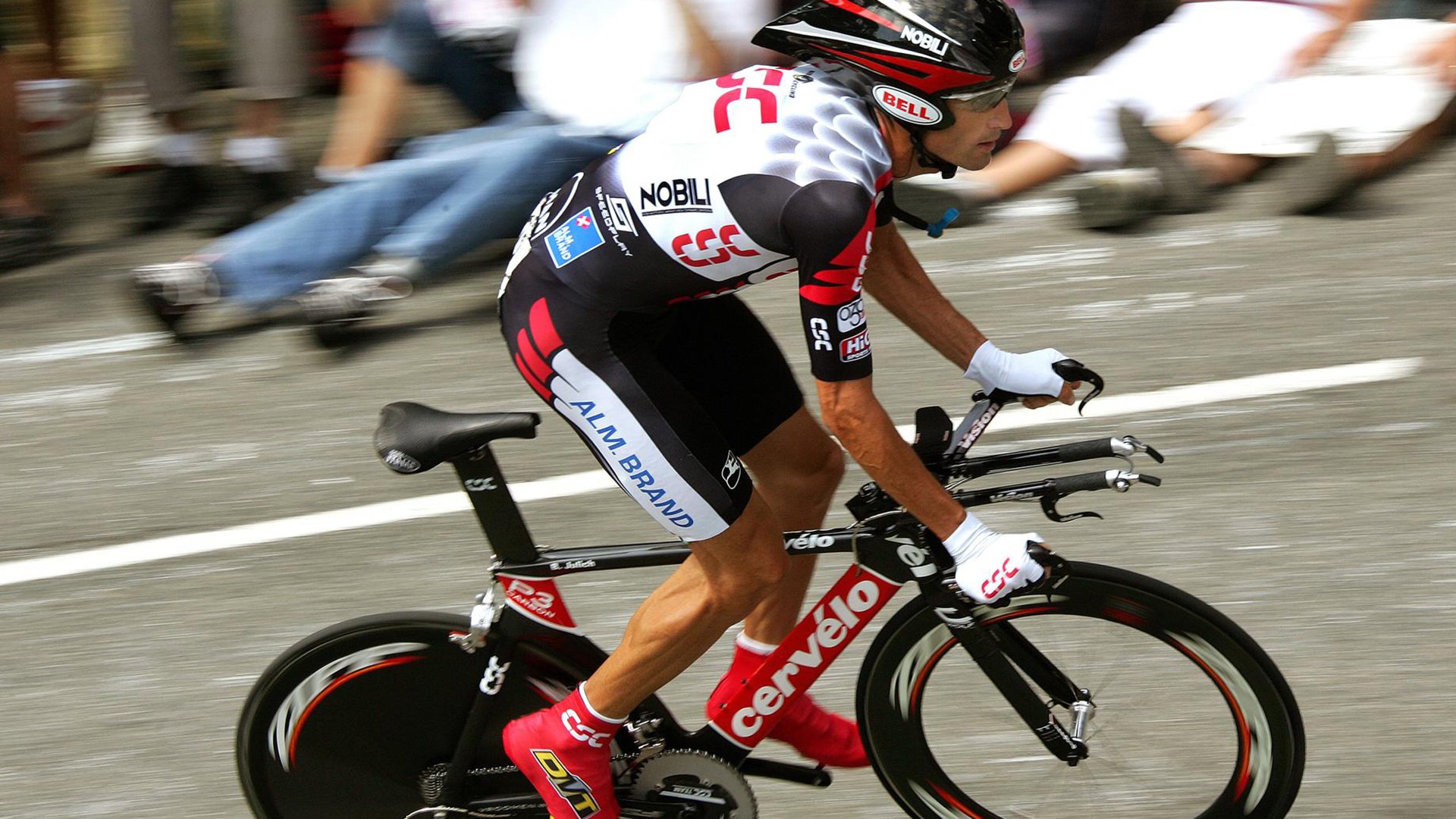 “美洲狮队逆袭强敌，刷新橄榄球冠军赛历史”